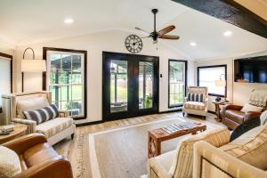 Χώρος καθιστικού στο Lakefront Oasis with Patio in Hot Springs, Arkansas!