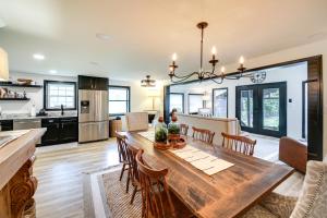 Η κουζίνα ή μικρή κουζίνα στο Lakefront Oasis with Patio in Hot Springs, Arkansas!