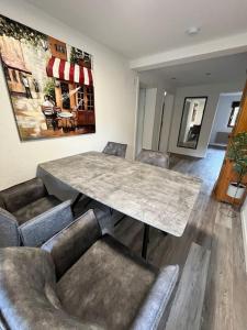a living room with a table and chairs at Suite 2 SZ- Lichtenberg in Salzgitter