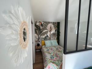 uma sala de estar com um sofá e um espelho em STUDIO JUNGLE - HYPEr CENTRE LORIENT em Lorient
