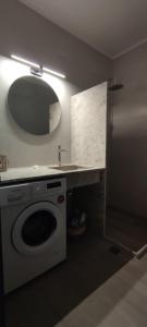una cucina con lavandino e lavatrice di Sunset Apartment a Ierápetra