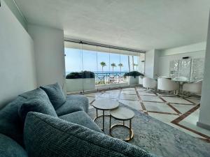 uma sala de estar com um sofá e vista para o oceano em Doncella Beach , Zeus apartamento con increíbles vistas al mar em Estepona