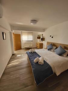 een slaapkamer met een groot bed met 2 kussens erop bij Maria's GuestHouse - Uphill View of Nazareth F in Nazareth