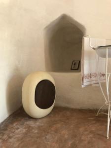 een hoek van een kamer met een vaas in de hoek bij Trullo Mareposa in Sannicola