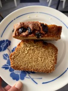 a person holding a plate with two slices of bread at l'Aod, maison d'hôtes insulaire in Ouessant