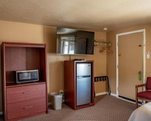 a kitchen with a refrigerator and a microwave at Oregon Trail Inn in Buhl