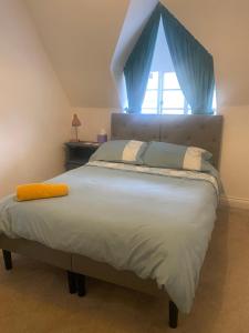 um quarto com uma cama grande e uma janela em Two Bedroom Cosy Character Cottage Sleeps 4 