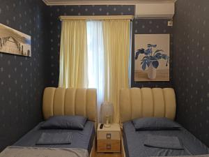 1 Schlafzimmer mit 2 Betten und einem Fenster in der Unterkunft Hotel Lilo near Airport in Tbilisi City