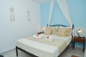 ein Schlafzimmer mit einem Bett mit zwei Handtüchern darauf in der Unterkunft nikola's house in Adamas