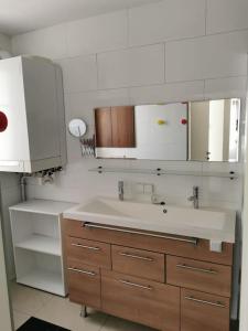 uma casa de banho com um lavatório e um espelho em Großzügige Wohnung mit Terrasse em Zeltweg