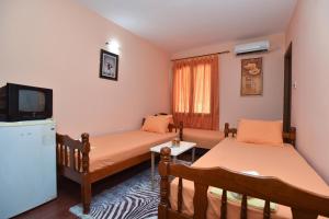 Kleines Zimmer mit 2 Betten und einem TV in der Unterkunft Vila Apartments Lidija in Petrovac na Moru