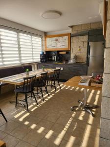 een keuken met een tafel en stoelen bij Maria's GuestHouse - Uphill View of Nazareth F in Nazareth