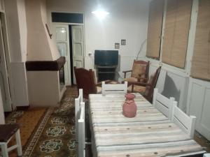 Una habitación con una mesa con un jarrón encima. en Casa Rural en San Rafael con pileta, en San Rafael