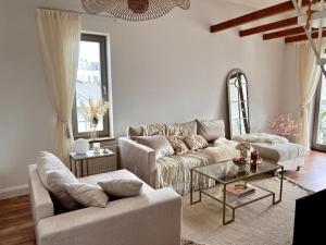 uma sala de estar com um sofá e uma mesa em BALI HOME Stylische Wohnung mit Terrasse em Schönefeld