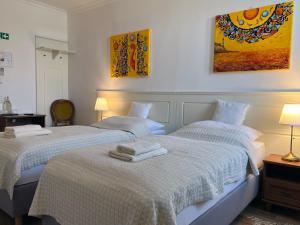 Un dormitorio con dos camas con toallas encima. en Penzión TOKAJ MACIK WINERY Guesthouse, en Malá Tŕňa