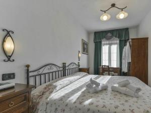 a bedroom with a bed with two towels on it at Albergo Le Macinaie - Monte Amiata in Castel del Piano