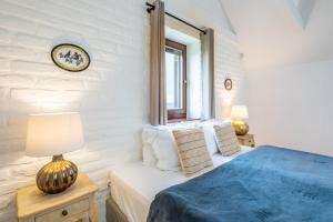 Habitación pequeña con cama y ventana en The real relaxation at winery, en Somlószőlős