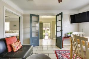 TV a/nebo společenská místnost v ubytování 8 Mi to French Quarter Quiet Jefferson Home