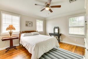 Postel nebo postele na pokoji v ubytování 8 Mi to French Quarter Quiet Jefferson Home