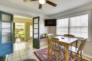 Kuchyň nebo kuchyňský kout v ubytování 8 Mi to French Quarter Quiet Jefferson Home