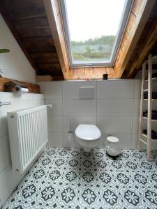 La salle de bains est pourvue de toilettes et d'une fenêtre. dans l'établissement Apartment Cochemer Kaffeerösterei, à Cochem