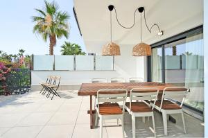 una sala da pranzo con tavolo e sedie in legno di Comeback Aguacate golf playa sol a Motril