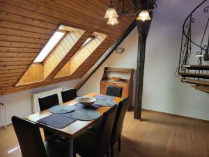 - une salle à manger avec une table et des chaises en bois dans l'établissement Sunflower Prague Apartments and suites, à Prague