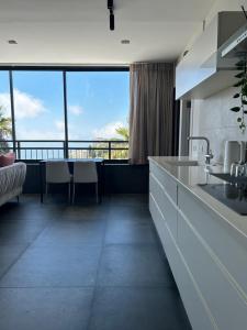 uma cozinha com vista para uma sala de estar em Urbanica Carmel- Apartments em Haifa