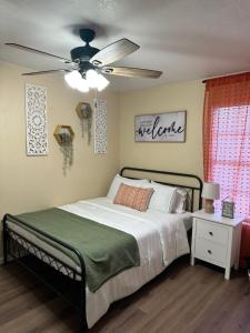 a bedroom with a bed and a ceiling fan at The Sinaí Apartment is Cozy Place in Eagle Pass