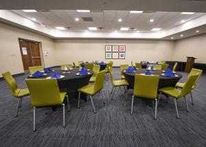 une salle de conférence avec des tables et des chaises et des serviettes bleues dans l'établissement Holiday Inn Express Charleston-Civic Center, an IHG Hotel, à Charleston