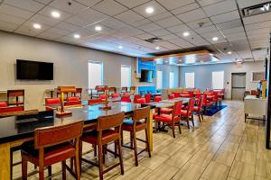uma sala de conferências com mesas e cadeiras vermelhas em Holiday Inn Express Charleston-Civic Center, an IHG Hotel em Charleston