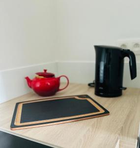 Příslušenství pro přípravu čaje a kávy v ubytování Apartment 23
