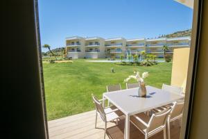 una mesa y sillas en un patio con vistas a un edificio en Marina Garden Apartment, en Albufeira
