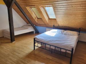 - une chambre avec un lit et un plafond en bois dans l'établissement Sunflower Prague Apartments and suites, à Prague