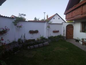 ein weißes Haus mit einem Hof mit einer Tür in der Unterkunft Relax in Zlatá Koruna
