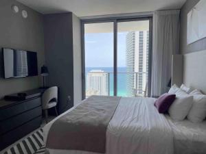 um quarto de hotel com uma cama grande e uma janela grande em Luxury 2 bedroom with ocean view em Hollywood