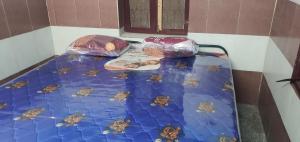 een bed met krabben erop in een kamer bij Hallima Service Apartments Non Ac Homestay low Budget in Pudukkottai