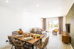 ein Wohnzimmer mit Tisch und Stühlen in der Unterkunft Benjamin Apartment in Guia