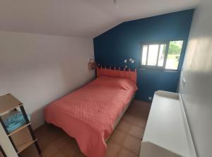 Postel nebo postele na pokoji v ubytování 2 Maisons de 3 et 2 chambres avec grande piscine commune + 24 fotografií
