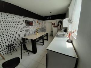 a kitchen with a table and a counter top at departamento amplio el molino in Tehuacán