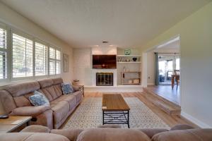 Area soggiorno di Bright and Spacious Tavares Home with Boat Dock!