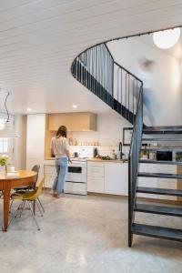 Η κουζίνα ή μικρή κουζίνα στο Le Central par Maison Dudley