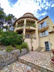 una casa grande con una pasarela de piedra delante de ella en Trill Brisas Kim casa Estartit Rocamaura, en Torroella de Montgrí