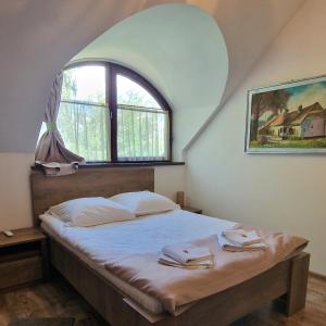 Schlafzimmer mit einem Bett und einem großen Fenster in der Unterkunft Provence Suceava in Suceava