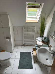 Ένα μπάνιο στο Ferienwohnung Lütetsburg