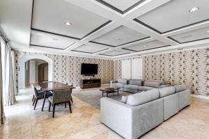uma sala de estar com um sofá e uma mesa em Incredible 9 Bedroom 11 Bath Idlewyld Mansion em Fort Lauderdale