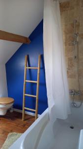 y baño con bañera y escalera. en Gîte des Tanneurs, en Nogent-le-Rotrou