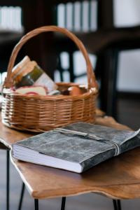 una cesta sobre una mesa con un libro en STOLEMOWE Wzgórze Domek Leśnika, en Perlino