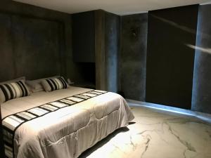 a bedroom with a large bed in a room at Casa de las mariposas 