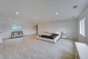 um quarto branco com uma cama e uma lareira em Secluded Evart Vacation Rental on 82 Acres! em Evart